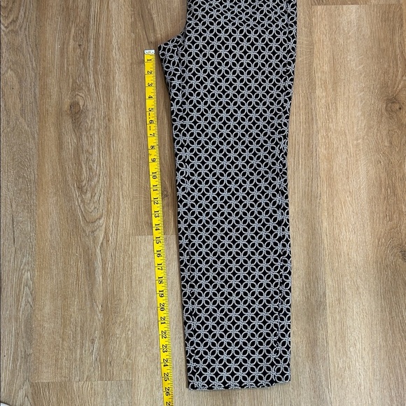 Premise Stylish Black and White Women's stretch cropped Pants - Picture 7 of 9